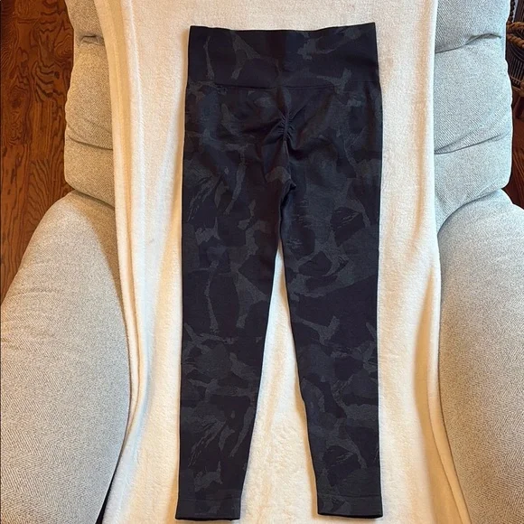 Gymshark Black Leggings Modern Camouflage Design - Picture 3 of 4